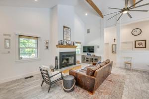 ハンプトン・ベイズにあるDistinctive Hamptons Home with Pool Near Bay, Oceanのソファと暖炉のあるリビングルーム