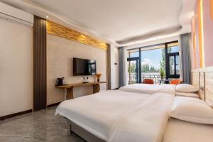 Voodi või voodid majutusasutuse Nalati Funri Hotel toas
