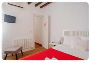 Łóżko lub łóżka w pokoju w obiekcie El Apartamento en Ópera Palacio Real