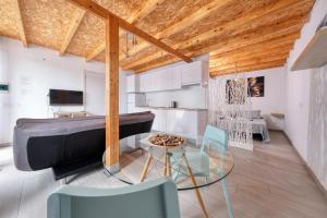 A television and/or entertainment centre at Apartamento Sunset One Lanzarote