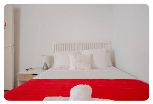 Łóżko lub łóżka w pokoju w obiekcie El Apartamento en Ópera Palacio Real