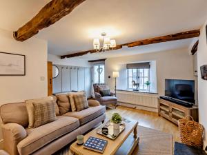 a living room with a couch and a tv at 3 Bed in Cartmel 95100 in Cark