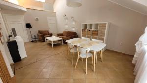 a living room with a white table and chairs at NIKA Pokoje u Weroniki in Władysławowo