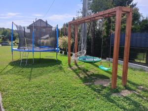 Plac zabaw dla dzieci w obiekcie Domek letniskowy Sunny House , Nocleg Zator Energylandia