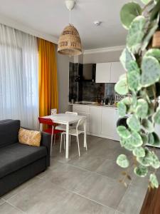 a living room with a couch and a table at BiSuite Urla in Kuscular