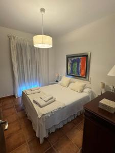 ein Schlafzimmer mit einem großen Bett in einem Zimmer in der Unterkunft Apartamento con vistas para 5 personas in El Rompido