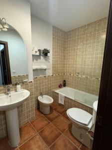 ein Badezimmer mit Toilette, Waschbecken und Badewanne in der Unterkunft Apartamento con vistas para 5 personas in El Rompido
