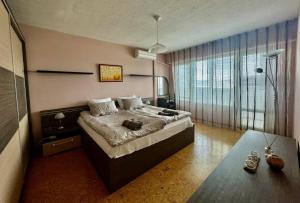 Giường trong phòng chung tại Kati Home Varna