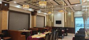 TV a/nebo společenská místnost v ubytování Hotel Taj Heights