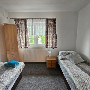 Posteľ alebo postele v izbe v ubytovaní Apartament 112
