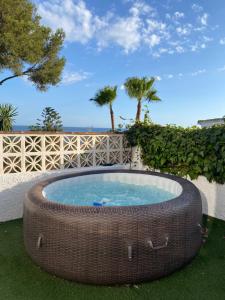 Bazén v ubytovaní Independent Villa BEACH HOUSE EL BOSQUE alebo v jeho blízkosti