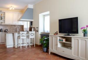 cocina con TV de pantalla plana en una encimera en Casa Parco degli Ulivi, en Frascati