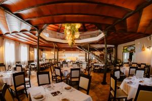 a dining room with white tables and chairs at Escua in Archidona