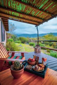 un vassoio di cibo su un tavolo di Complejo Cabañas La Aguada a La Población