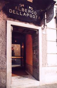 una entrada a un edificio con una señal que dice albergo delbuquerque en Albergo Della Posta, en Bracciano