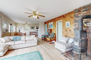 ein Wohnzimmer mit Sofa und Kamin in der Unterkunft Sea Bell Retreat in Phippsburg