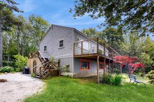 ein Haus mit einem Balkon an der Seite in der Unterkunft Sea Bell Retreat in Phippsburg