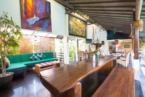 チャングーにあるアクア バリ ヴィラのリビングルーム(大きな木製テーブル、ベンチ付)