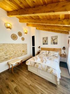 a bedroom with a bed and wooden ceilings at Alojamiento Rural El Nido, Pontones in Pontón Alto