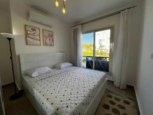 Ένα ή περισσότερα κρεβάτια σε δωμάτιο στο Amazing Chalet Mountain View Ras Elhekma