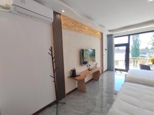TV a/nebo společenská místnost v ubytování Nalati Funri Hotel