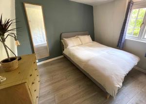 Giường trong phòng chung tại The Holts - Charming 2 Bed Cottage