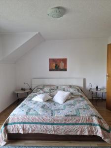 une chambre avec un lit avec deux oreillers dessus dans l'établissement Vila av lugnet, à Kobiljača