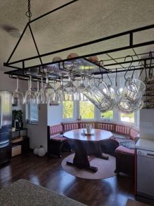 une salle à manger avec une table et quelques lumières dans l'établissement Vila av lugnet, à Kobiljača