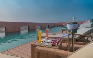 Bazén v ubytování Hotel Royal Orchid Jaipur, Tonk Road nebo v jeho okolí