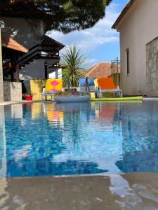 Bazén v ubytování Apartments Villa-G Lustica nebo v jeho okolí