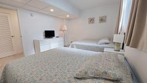 Ένα ή περισσότερα κρεβάτια σε δωμάτιο στο THE TIDES 1 bedroom apt 8th floor WE ARE ON THE BEACH