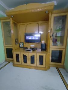 sala de estar con TV en un centro de entretenimiento en Rendezvous, en Hyderabad
