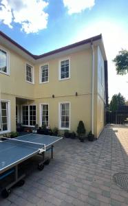 uma mesa de pingue-pongue em frente a uma casa em Daina Apartments Self check-in em Vilnius
