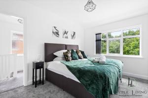 une chambre avec un lit avec une couverture verte et des fenêtres dans l'établissement The Oakleigh - Fosse Park - Close to M1 and M69 - 3 Bed House, Contractors, Corporates, MonthlyStays, à Glen Parva