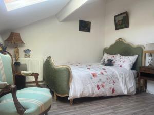 a bedroom with a bed with a teddy bear on it at Chambres au calme dans maison - quartier résidentiel Bobigny in Bobigny