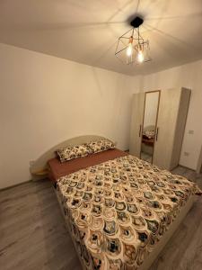 En eller flere senge i et værelse på Apartament modern, totul nou, in centrul orasului