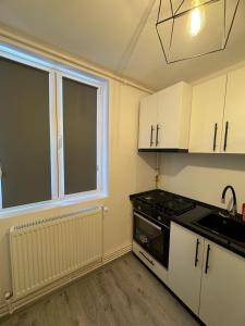 Køkken eller tekøkken på Apartament modern, totul nou, in centrul orasului