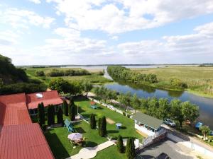 vista aerea di un resort con fiume di Casa Obreja a Parcheş