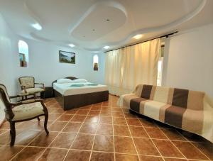 una camera con due letti e una sedia di Casa Obreja a Parcheş Altre 26 foto