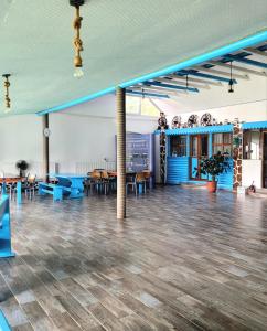 una grande stanza con tavoli e sedie blu di Casa Obreja a Parcheş