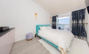 En eller flere senge i et værelse på Boutique Residence Sundays