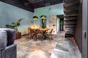 a dining room with a table and chairs at Black House- Sorprendente casa estilo industrial in Olot