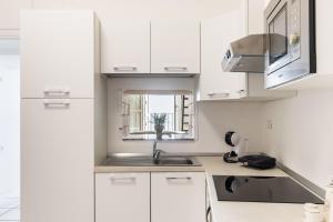 Η κουζίνα ή μικρή κουζίνα στο Fronte Mare Apartments & City Views