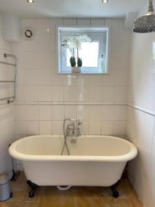 Phòng tắm tại The Holts - Charming 2 Bed Cottage +21 ảnh