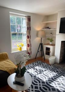 TV/trung tâm giải trí tại The Holts - Charming 2 Bed Cottage