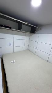 ein kleiner Raum mit einem weißen Raum mit Aktion in der Unterkunft Residencial Alves in Joinville