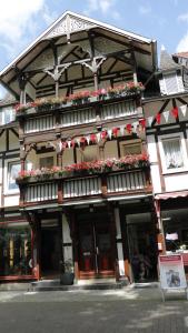 a building with flower boxes on the front of it at Beauty Haus im Zentrum in Bad Sooden-Allendorf