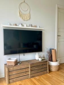 TV a/nebo společenská místnost v ubytování Holiday apartment with ocean view