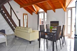 a living room with a table and a couch at Santa Maria Homely Flat in Santa Maria