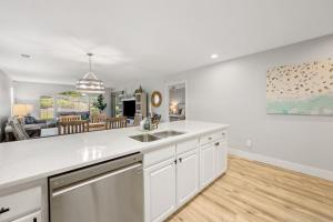 Η κουζίνα ή μικρή κουζίνα στο 55A 4th Hole Retreat at True Blue condo by Peace Vacations